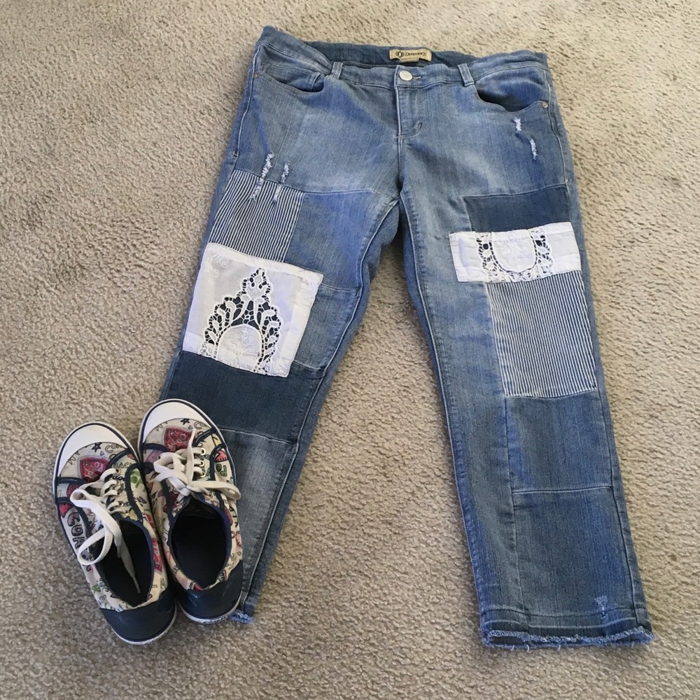 DEMOCRACY/BLUE DISTRESSED STRETCH DENIMwLACE PATCHWORK FRONT JEANS